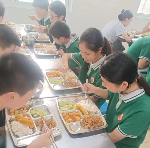 荆州市荆南中学：守护舌尖上的安全 打造绿色放心食堂