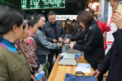 用手机辨别“鬼秤”！荆州区市场监管局开展“手机变砝码”主题宣传活动