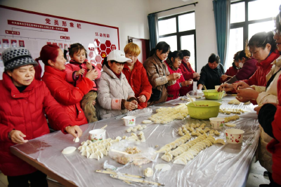 沙市区玉龙桥社区：浓浓饺子香 暖暖冬至情