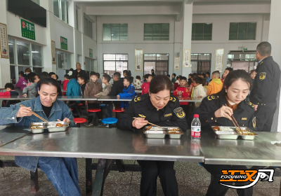 荆州经开区滩桥小学：强化校园食品安全管理 严格落实陪餐制度