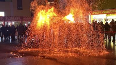 我们的节日·春节| 荆州经开区联合街道：“套圈”撞“火壶” 热闹迎新年