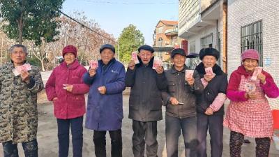 监利市柘木乡返乡企业家持续12年为老人发放过年红包