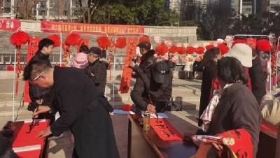 江陵县月亮湾社区：墨香四溢迎新春 春联送福暖人心