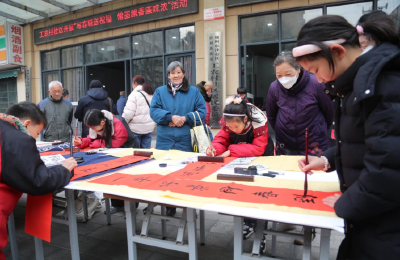 沙市区工农村社区：写春联送祝福 翰墨香传廉意