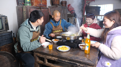 公安“胡子哥”：土灶烧出最美家乡味