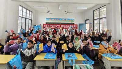 荆州市四叶草社工走进江陵县六合垸中学开展预防校园欺凌法治宣传