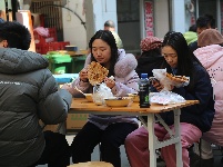 【图集】新春走基层|美食街烟火气年味浓