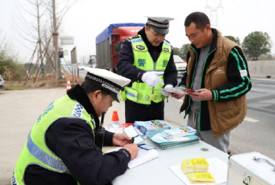 春运路上的暖心警事——荆州交警倾力守护群众出行安全