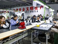 图集丨湖北翔驰体育运动装备走俏市场
