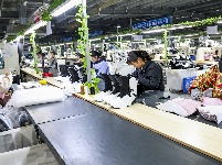 图集丨湖北翔驰体育运动装备走俏市场