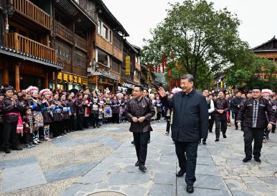 习近平：民族的特色，很古朴也很时尚 