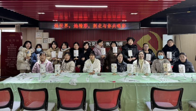 “三八”国际妇女节丨荆州区荆北村开展干花台灯制作活动