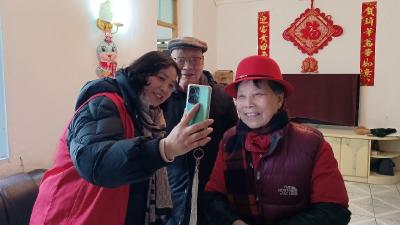 荆州区东城街道解放社区上门提供高龄津贴认证服务