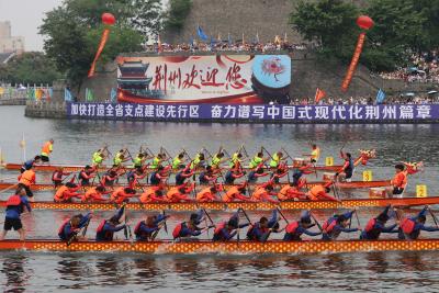 央视新闻关注丨端午将至 湖北荆州 古城河畔挥桨竞渡 共赴龙舟运动盛宴
