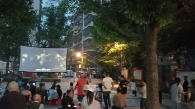 荆州区城南街道新民社区开展“公益电影进小区 文化惠民暖人心”活动