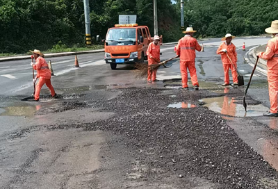 维护公路安全畅通：荆松公路公司抢抓晴好天气开展路面应急处治行动