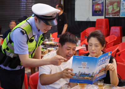 烟火气里吹起警示风 松滋交警夏夜“上菜”拒酒驾