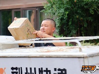 致敬高温下的劳动者丨快递小哥烈日下“奔跑”送便捷
