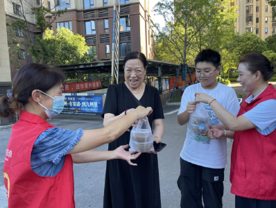 沙市区玉龙桥社区：浓浓绿豆汤 炎炎送清凉