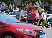 图集 | 烈日下的奔跑：外卖小哥的“热”情担当