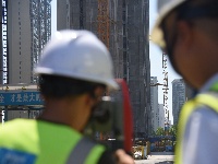 致敬高温下的劳动者 | 烈日下坚守“毫米级”精准，用汗水浇筑城市脊梁
