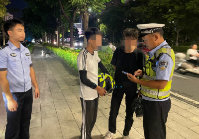 压弯炫技 街头被捉！松滋交警查获两名“飙车党”