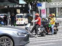 图集 | 烈日下的奔跑：外卖小哥的“热”情担当