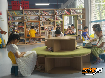 青春红马甲“点亮”书香石首