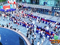 荆州：夜市“摆摊”送岗，点亮就业新景