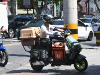 图集 | 烈日下的奔跑：外卖小哥的“热”情担当
