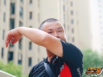 致敬高温下的劳动者丨快递小哥烈日下“奔跑”送便捷
