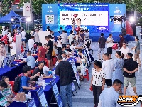 荆州：夜市“摆摊”送岗，点亮就业新景