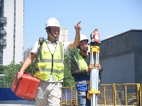 致敬高温下的劳动者 | 烈日下坚守“毫米级”精准，用汗水浇筑城市脊梁