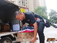 致敬高温下的劳动者丨快递小哥烈日下“奔跑”送便捷
