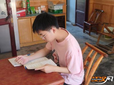曹雨晨：靠苦读走出困境 盼知识改变命运