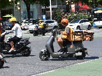 图集 | 烈日下的奔跑：外卖小哥的“热”情担当