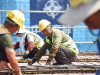 图集 | 烈日下劳动者的坚守与冲刺