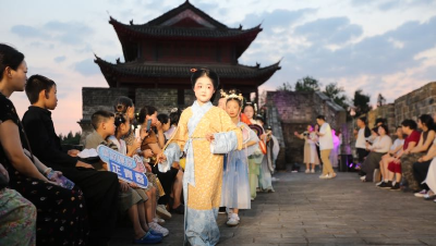 当汉服遇上荆州古城墙  西城这场快闪真的很出片