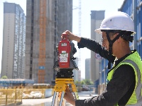 致敬高温下的劳动者 | 烈日下坚守“毫米级”精准，用汗水浇筑城市脊梁