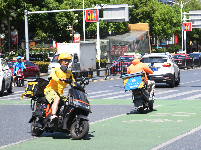 图集 | 烈日下的奔跑：外卖小哥的“热”情担当