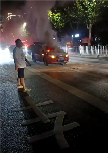 自燃事故前的温暖接力 的哥们用行动书写 “守望相助”