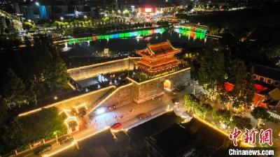 中国新闻网聚焦荆州：古城夜游人气旺