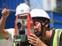 致敬高温下的劳动者 | 烈日下坚守“毫米级”精准，用汗水浇筑城市脊梁