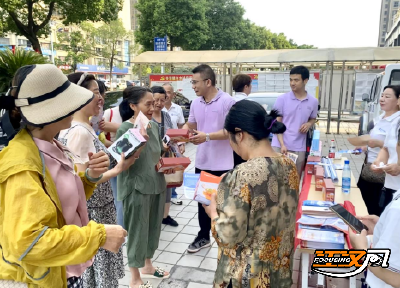 中国太保寿险荆州中支开展“7.8全国保险公众宣传日”进农村宣传活动