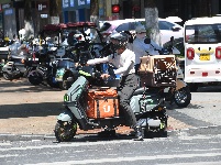 图集 | 烈日下的奔跑：外卖小哥的“热”情担当