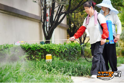 致敬高温下的劳动者丨物业人员：烈日下守护居民一片“绿洲” 
