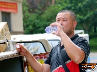 致敬高温下的劳动者丨快递小哥烈日下“奔跑”送便捷
