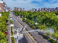 图集 | 智能喷雾双管齐下，荆州街头降尘降温送清凉