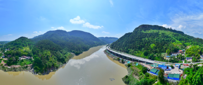 一江清流绕山村