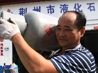 致敬高温下的劳动者|不畏“烤”验 守护千家万户烟火气